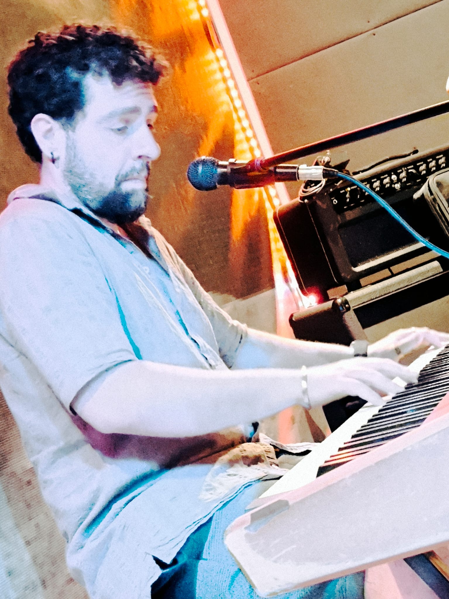 Miky Del Cambio al piano